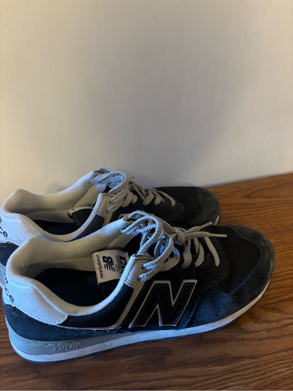 New Balance Men’s Black and White Casual Sneakers
